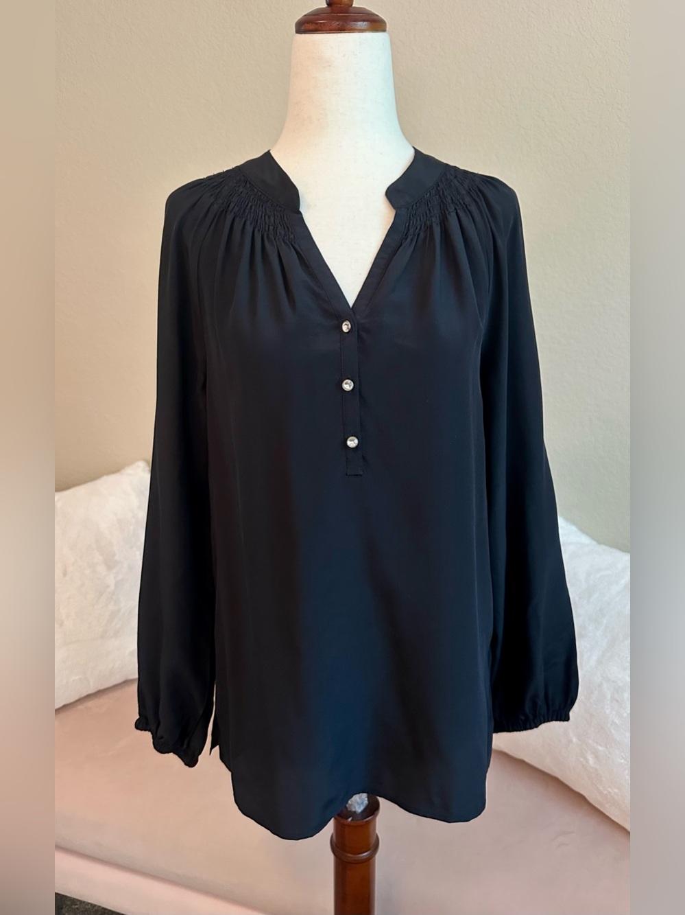 Lilly Pulitzer Elsa Top Notch Neck 100% Silk Smocked Black Women’s XS Luxury
